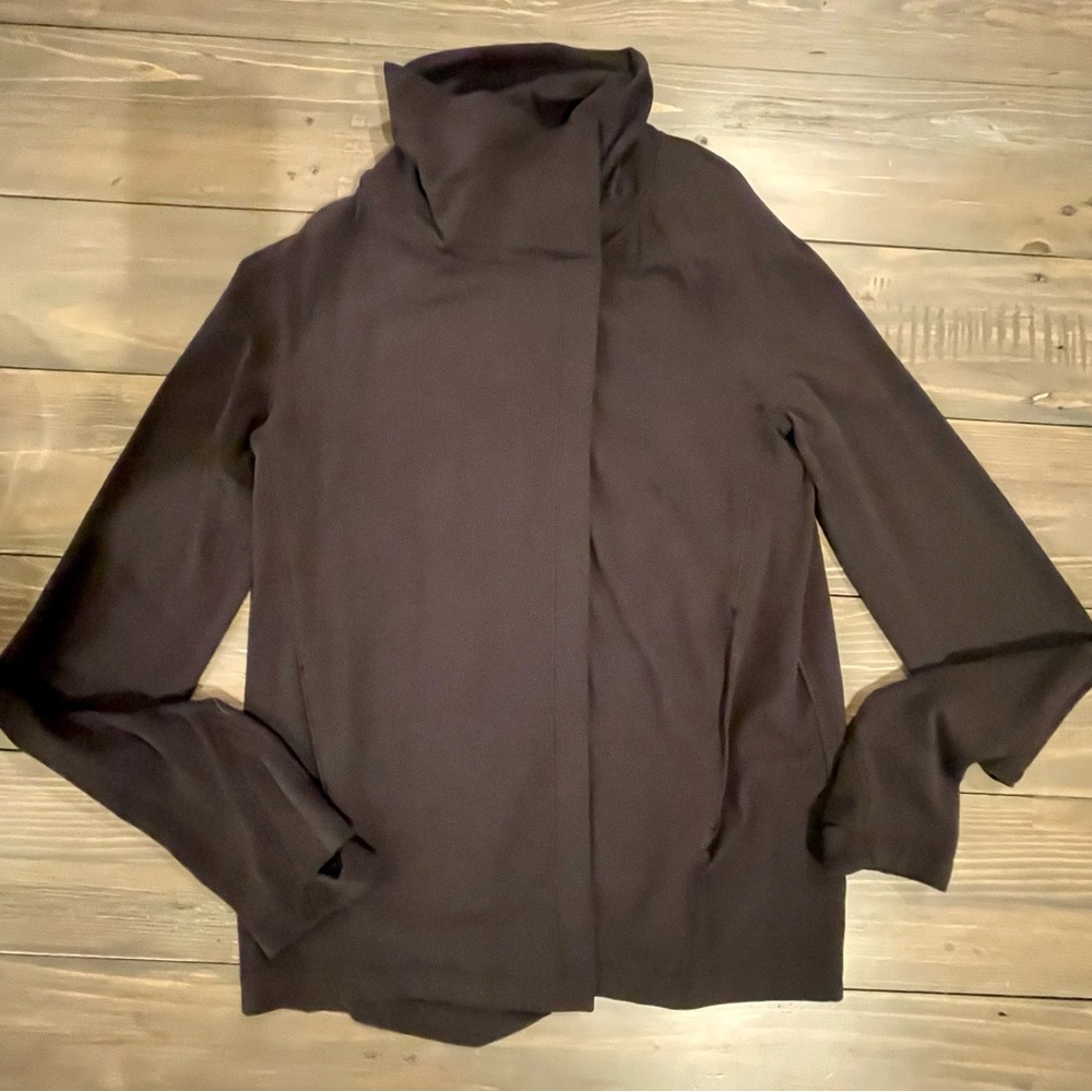 Ivivva by Lululemon! Size 10. Snap up top wrap. Excellent condition!